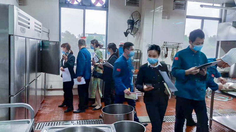 在享受团购优势的同时，选择合适的团购产品至关重要。以下是一些注意事项：