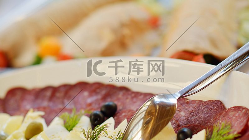 小包装零食代工格局：谁在掌控生产端的隐形冠军